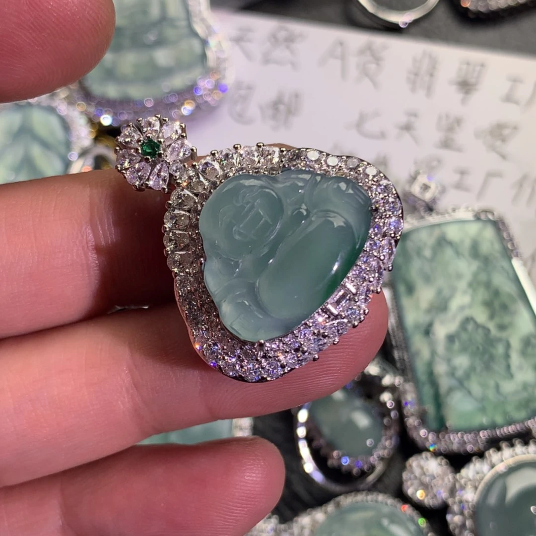 翡翠颈饰未镶嵌佛公