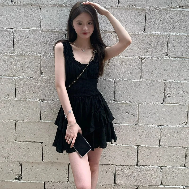 纯欲风吊带小黑裙女夏季新款高级感赫本风收腰显瘦辣妹蓬蓬裙短裙