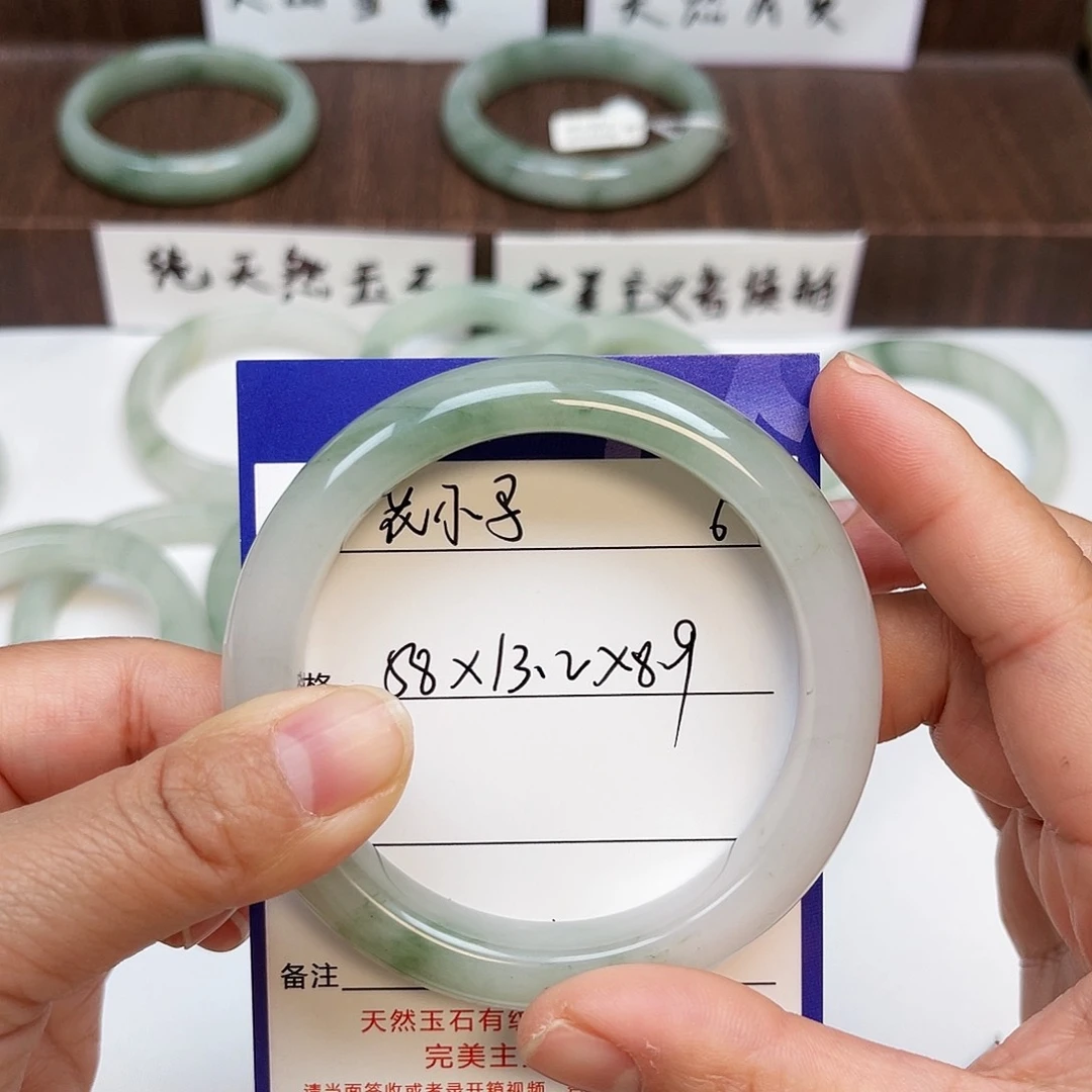 石英质玉手镯未镶嵌花**?