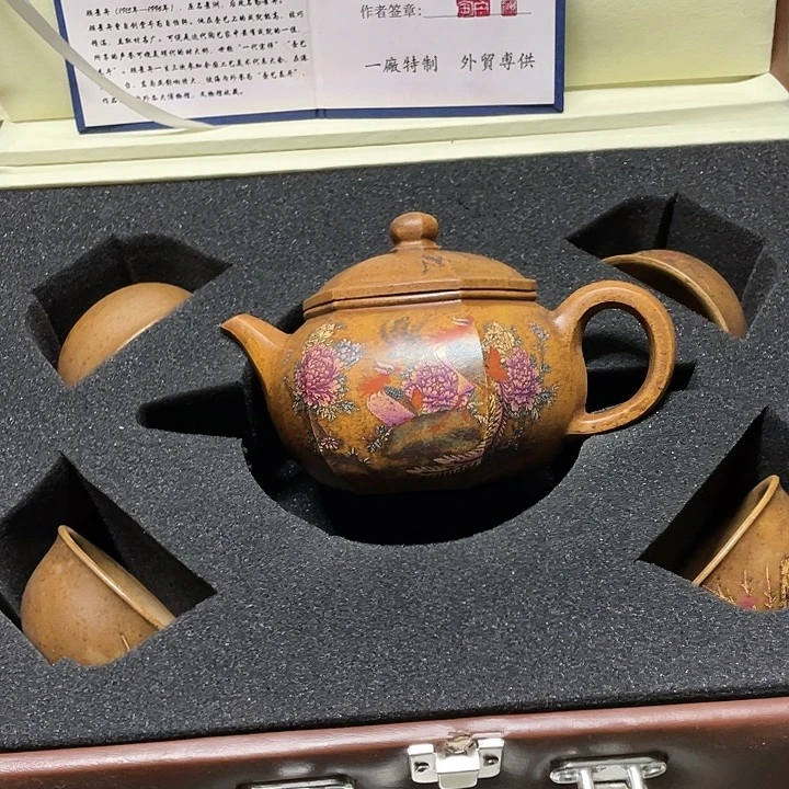 紫砂茶壶原矿泥料，手工制作的一把紫砂壶。