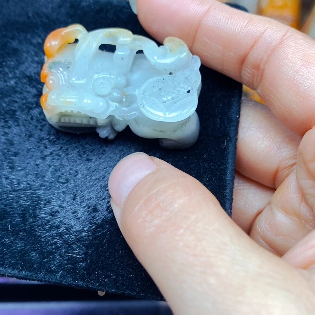 未镶嵌石英质玉（黄龙玉）颈饰