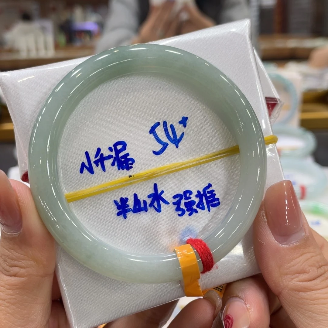 翡翠手镯未镶嵌翡翠手镯