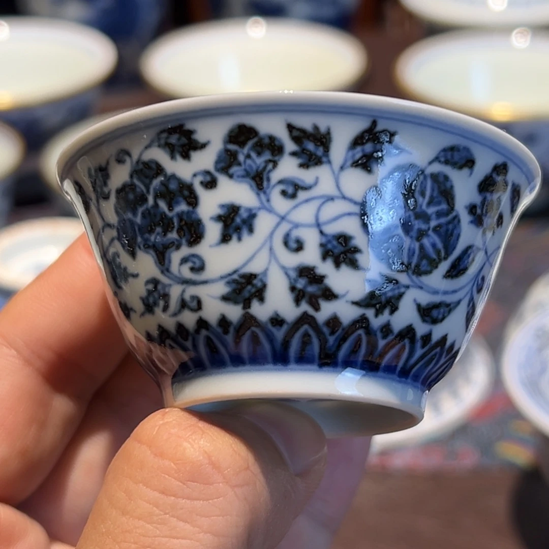 精品青花薄胎缠枝花卉撇口杯口径约6.8厘米
