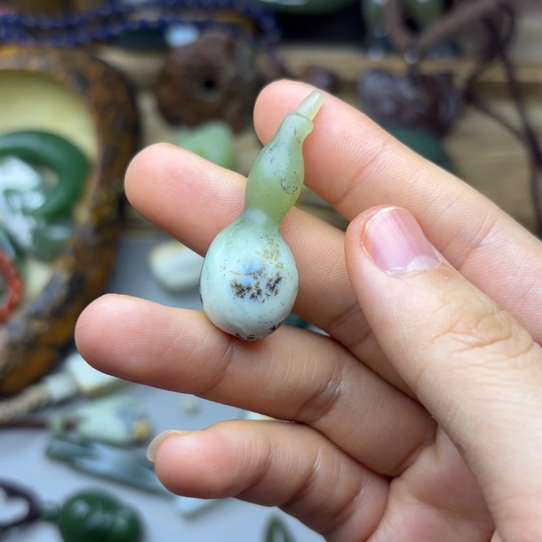 與***城透闪石质玉未镶嵌颈饰