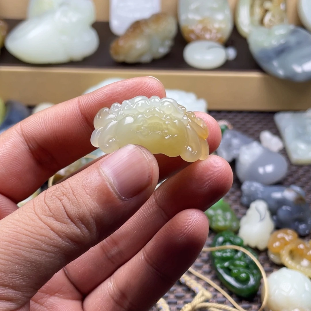 幸***猪和田玉未镶嵌颈饰