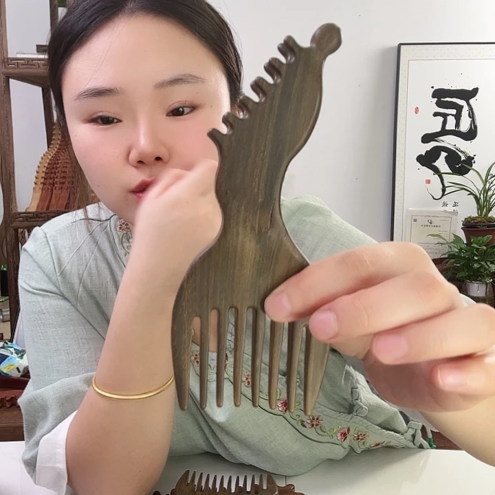 绿檀木凤凰梳子瑕疵