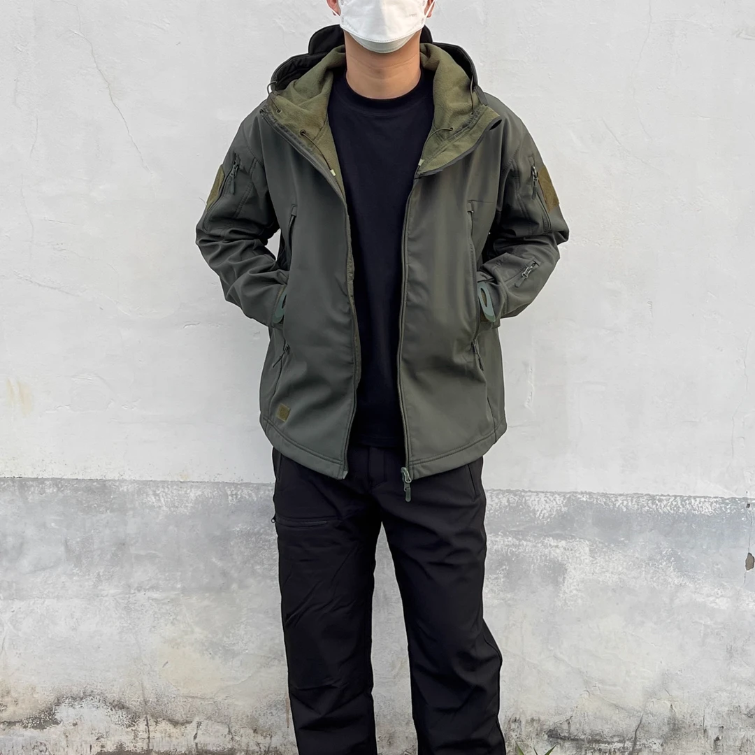 软壳冲锋衣男款爆款2025新款秋冬连帽休闲运动防风外套时尚男装