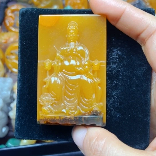 石英质玉（黄龙玉）未镶嵌颈饰