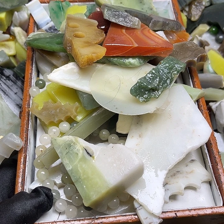 和田玉9K金镶嵌珠宝奇石厚**物