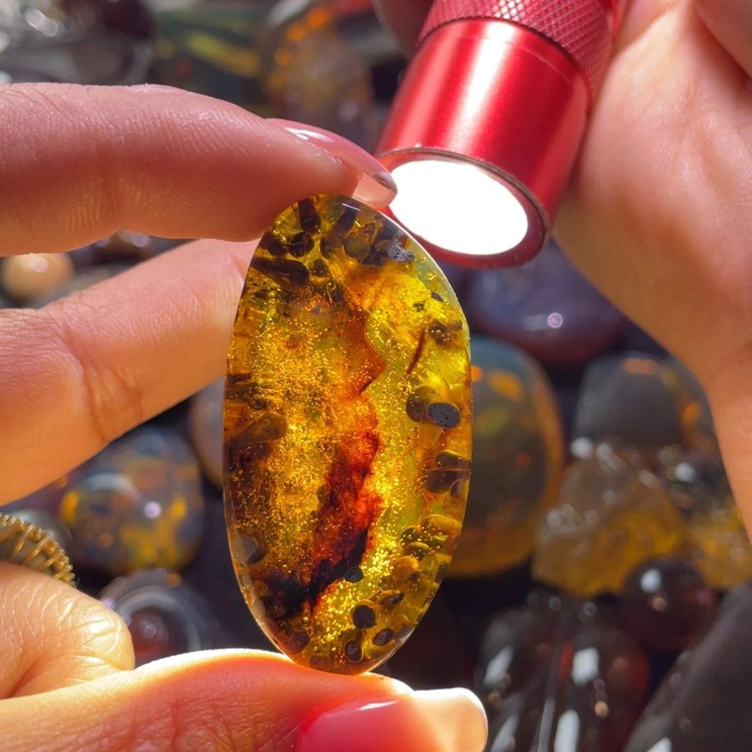 琥珀裸石未镶嵌？