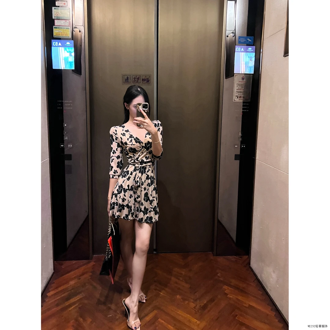 夏季清新风潮牌甜美熟女风轻薄复古印花一片式裹身连衣裙女装