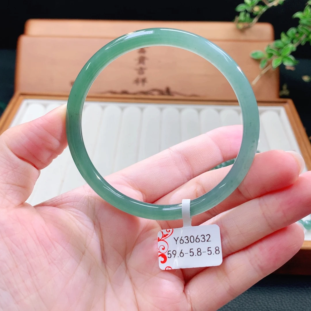 翡翠手镯（圆镯）未镶嵌
