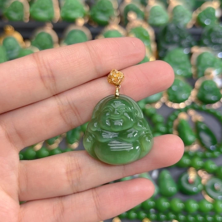 颈饰18K金镶嵌和田玉（碧玉）