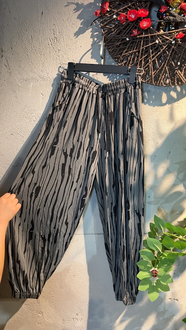 断码一件，时尚灰条裤子