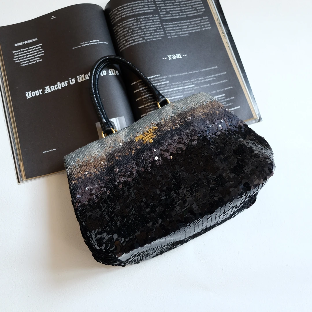 95新 Prada/普拉达 辣辣/高稀银色亮片渐变沙滩包