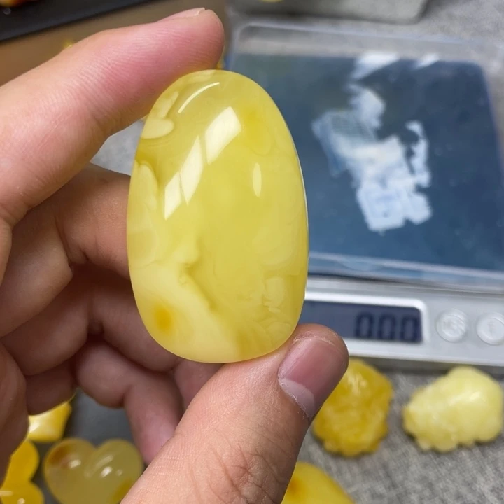 自***者琥珀未镶嵌珠宝奇石