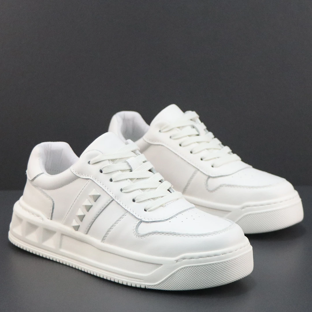 2025秋季新款轻便软底舒适百搭休闲男鞋时尚潮流板鞋纯色潮鞋