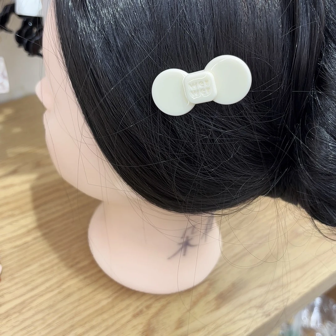 皮质铁合金小号奶白蝴蝶结