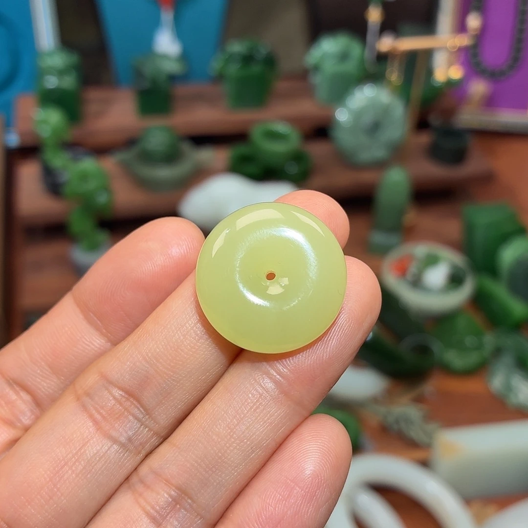 小****和田玉未镶嵌颈饰