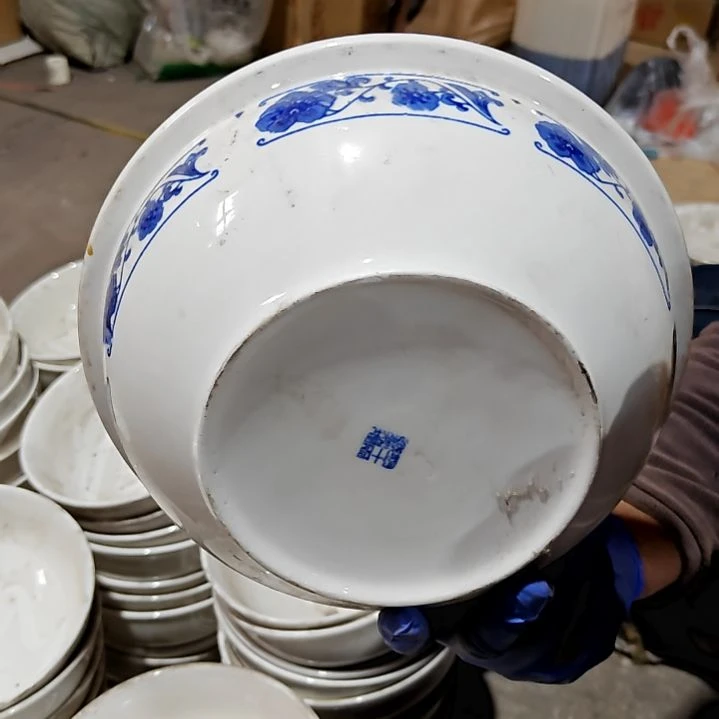 瓷片盘子碗茶壶啥都有