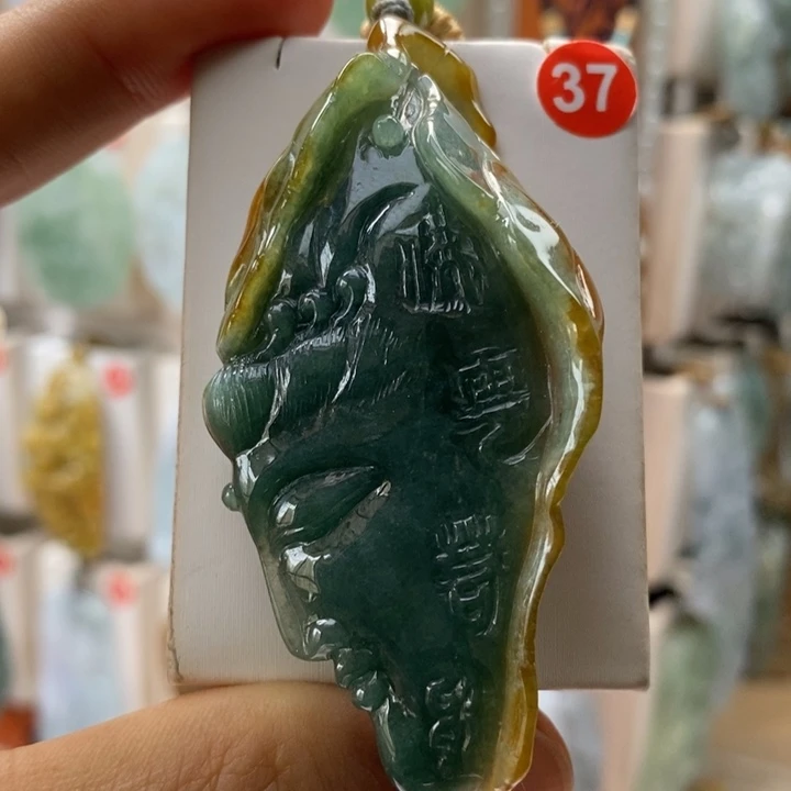 平***人翡翠未镶嵌颈饰每天好