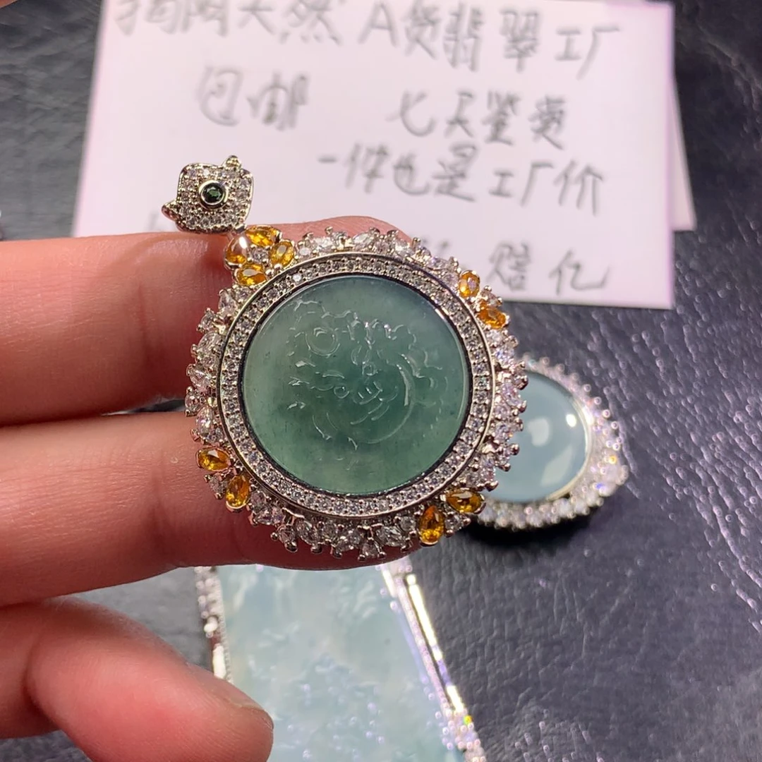 翡翠未镶嵌颈饰财神