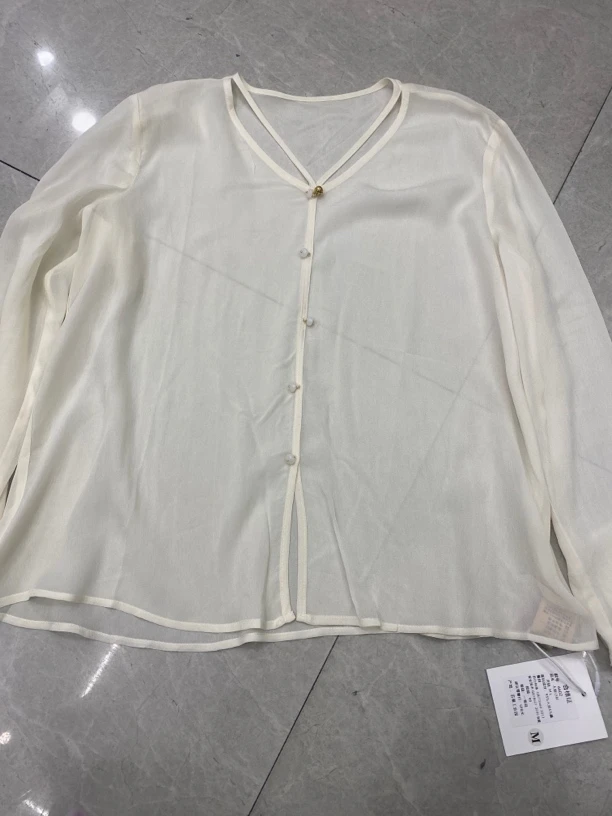 2025春夏新品殴货V领露洞长袖衬衫女