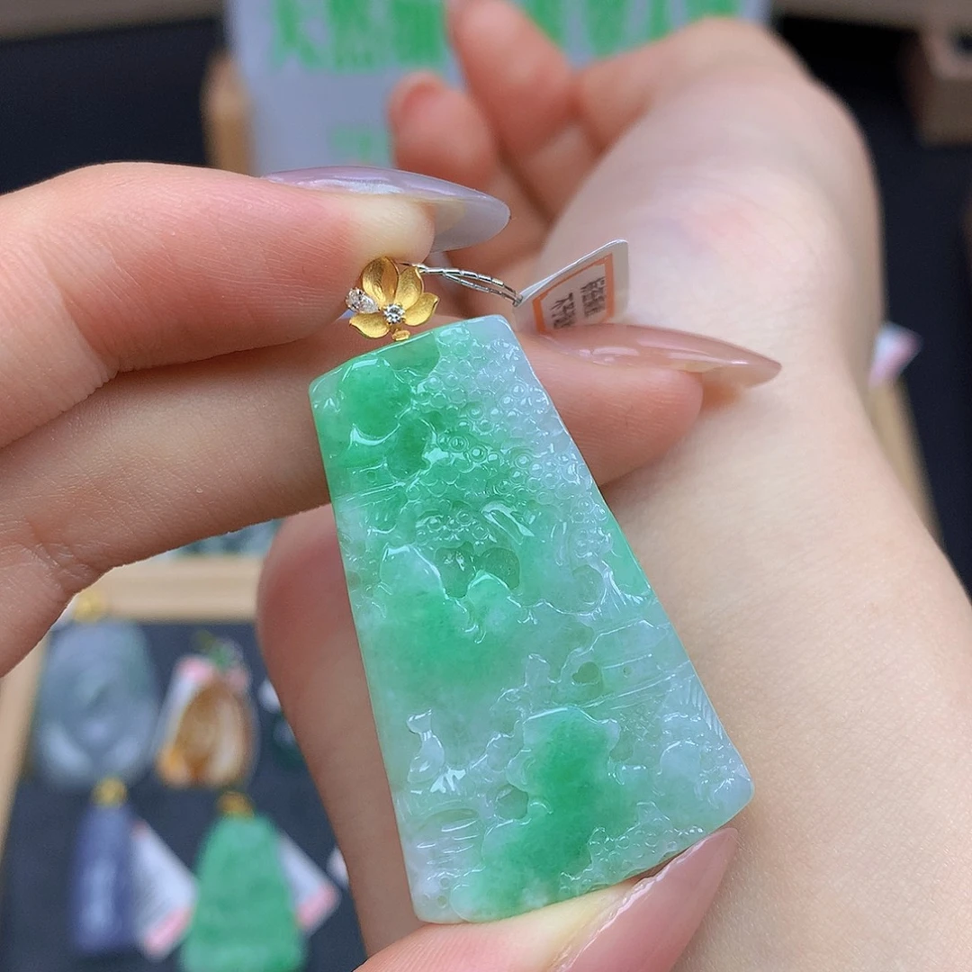 翡翠18K金镶嵌颈饰翡翠