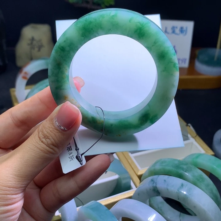 定制翡翠未镶嵌翡翠手镯