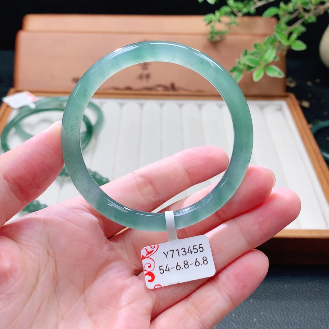 翡翠未镶嵌手镯（圆镯）