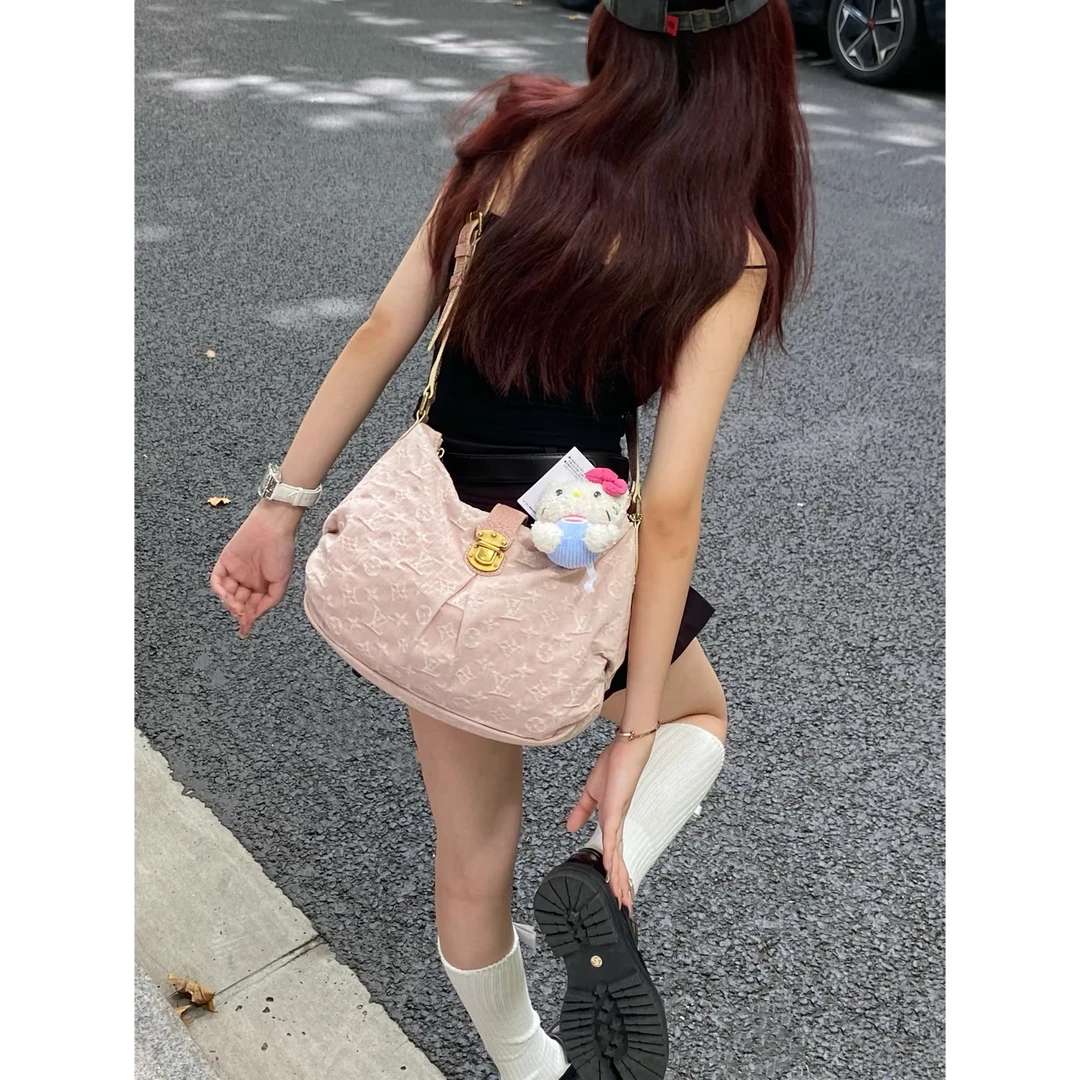 95新 LouisVuitton/路易威登 粉色丹宁元宝斜挎包