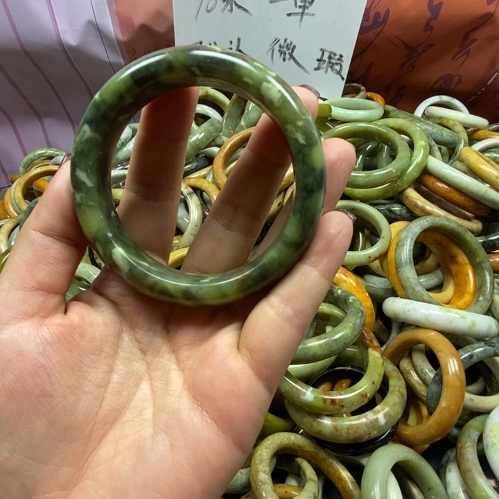 上***儿蛇纹石玉未镶嵌手镯