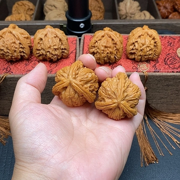 ︶***︵文玩核桃把件白奔