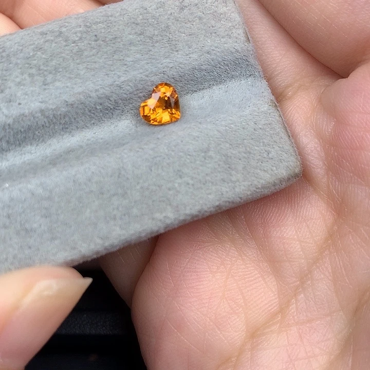 未镶嵌裸石石榴石爱心芬达石
