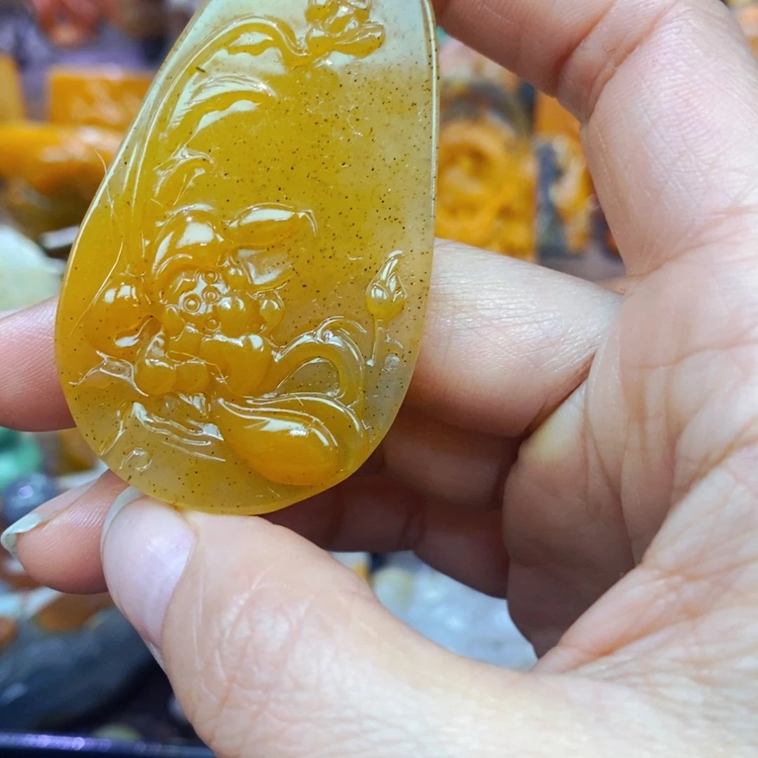 未镶嵌石英质玉（黄龙玉）颈饰