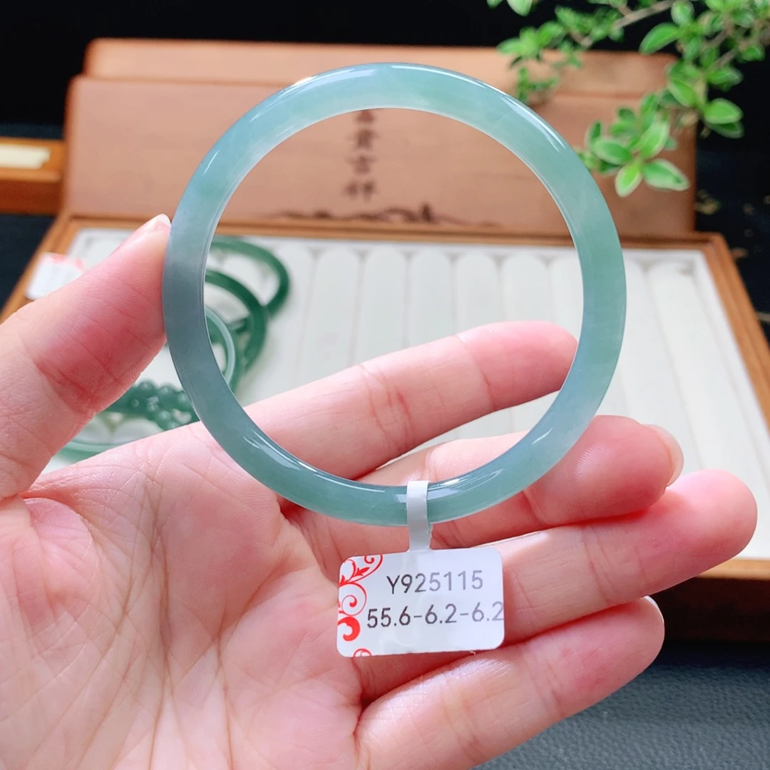 翡翠未镶嵌手镯（圆镯）