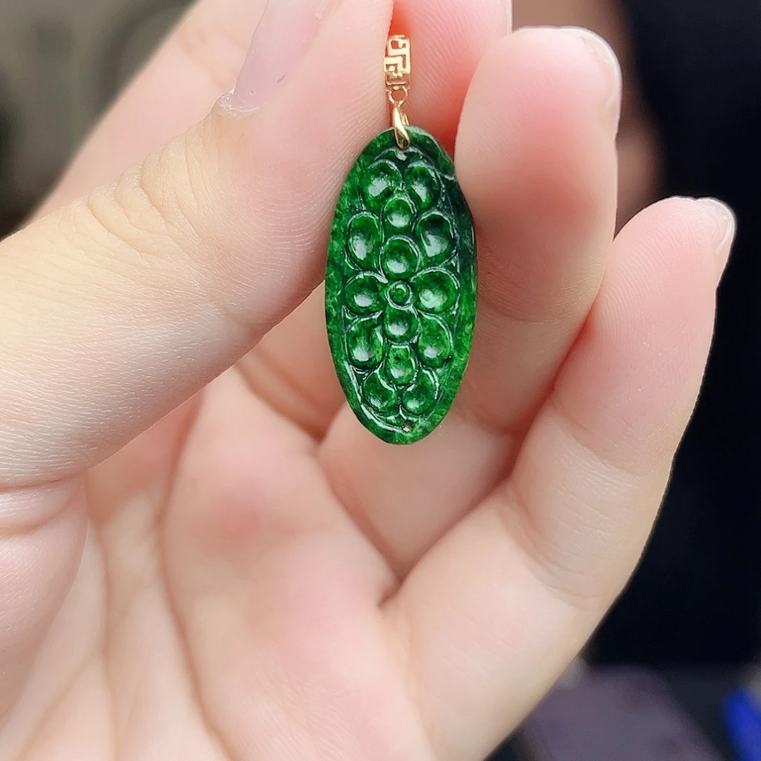 颈饰18K金镶嵌翡翠多样性