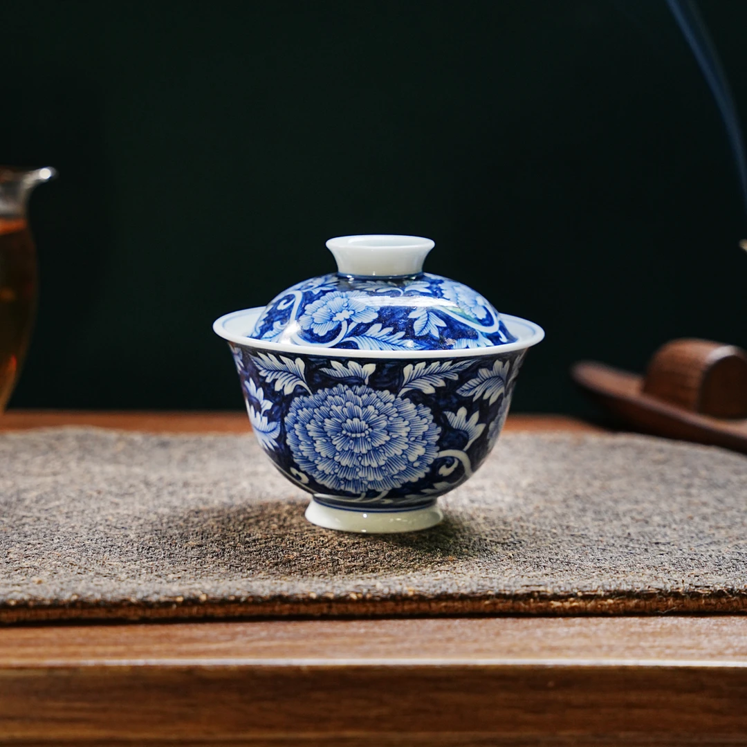 阳春白雪缠枝牡丹釉里红盖碗