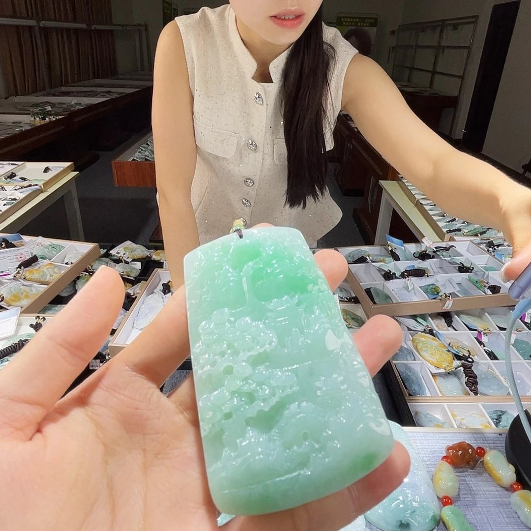 翡翠未镶嵌颈饰一