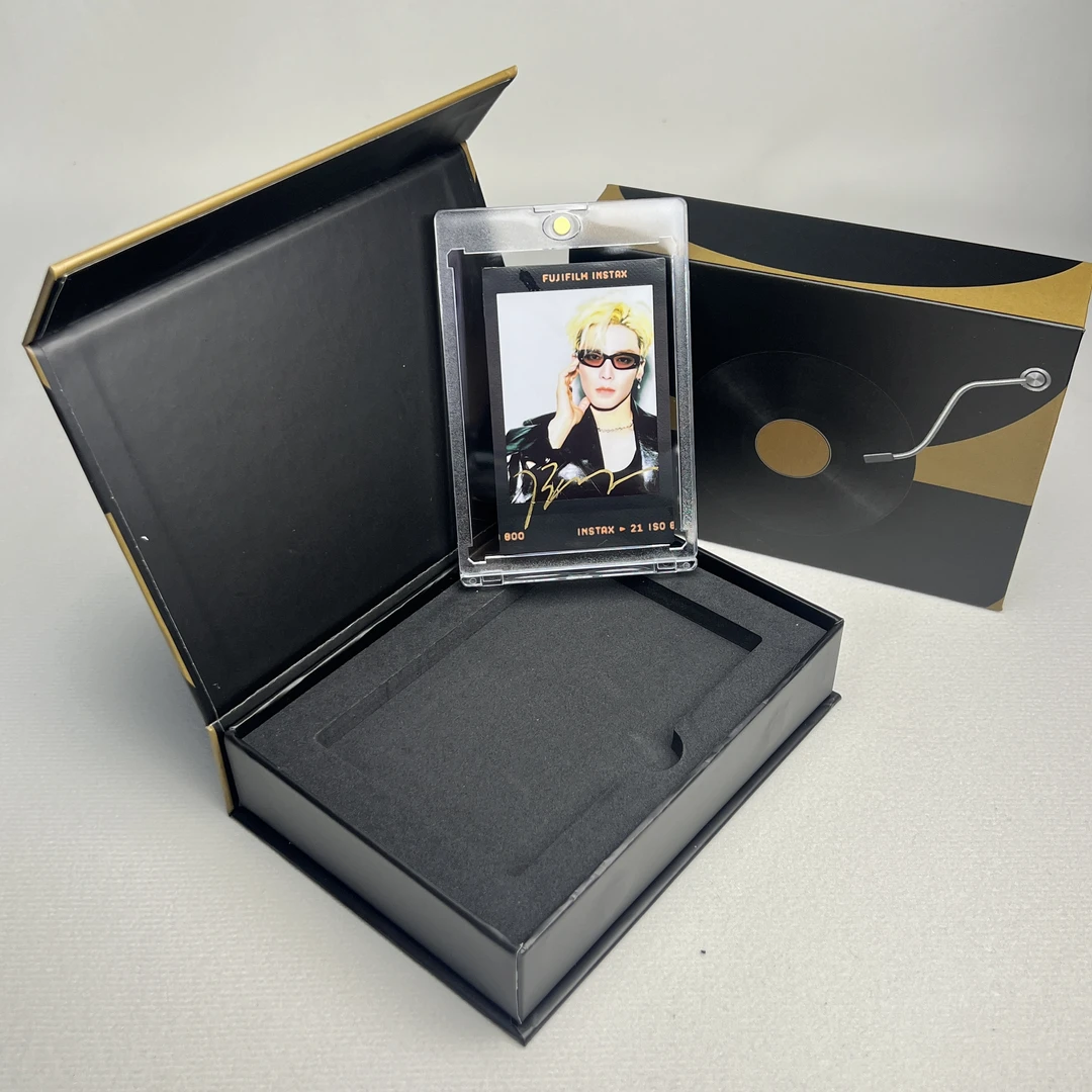 N6471侯明昊 签名正品拍立得照片 黑胶