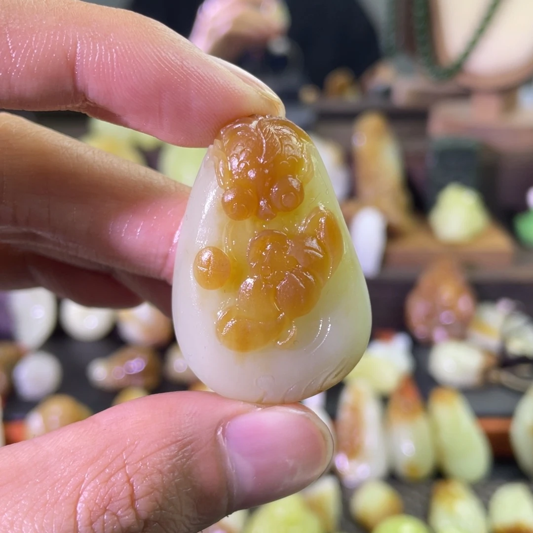 颈饰未镶嵌和田玉且末糖白俏色巧雕年年有鱼