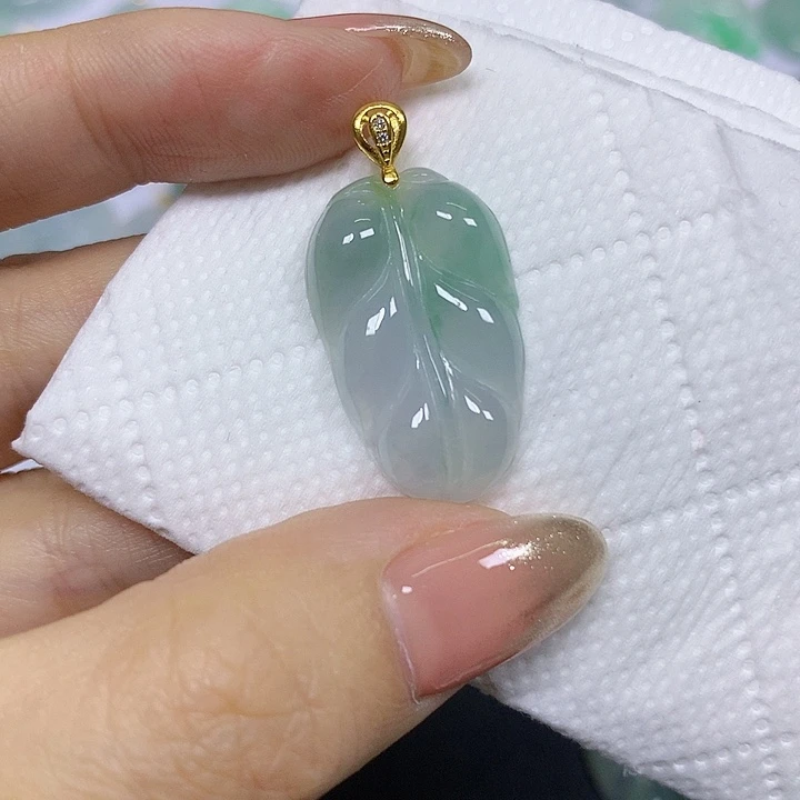 翡翠未镶嵌颈饰挂件