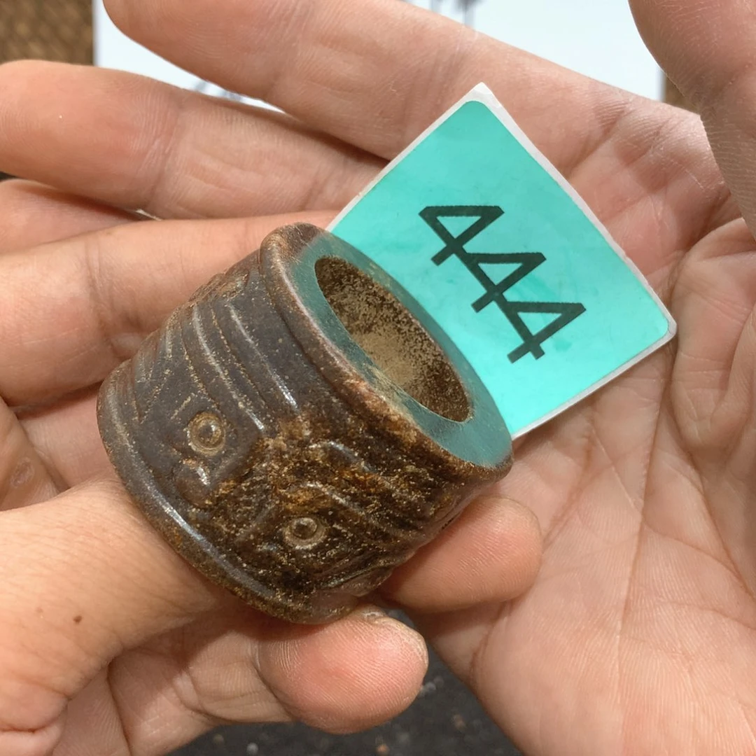 未镶嵌透闪石-蛇纹石玉颈饰