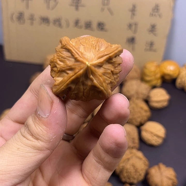 空***白吊坠桃核四棱尖有磕碰
