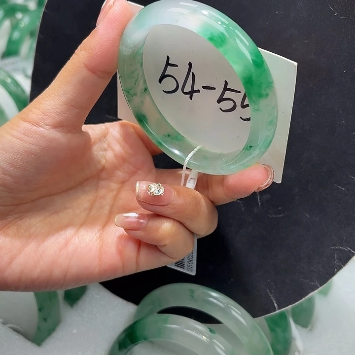 未镶嵌手镯石英质玉（非洲翠）