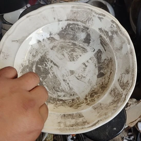 瓷发两个浮雕草帽盘子口径23……