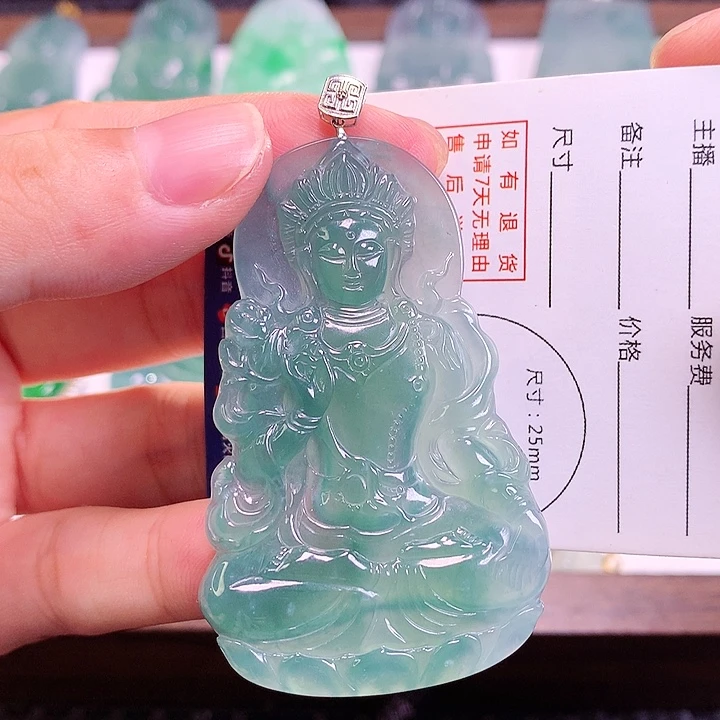 颈饰18K金镶嵌翡翠知****。翡翠