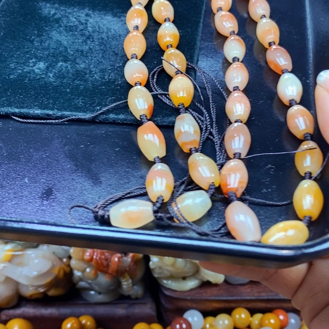 未镶嵌石英质玉（黄龙玉）颈饰