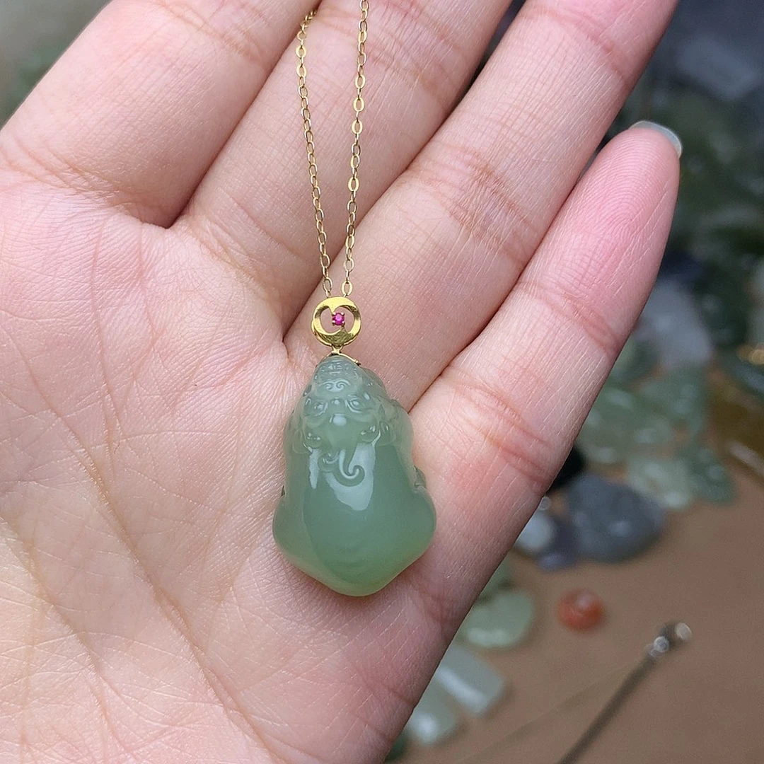 和田玉吊坠18K金镶嵌