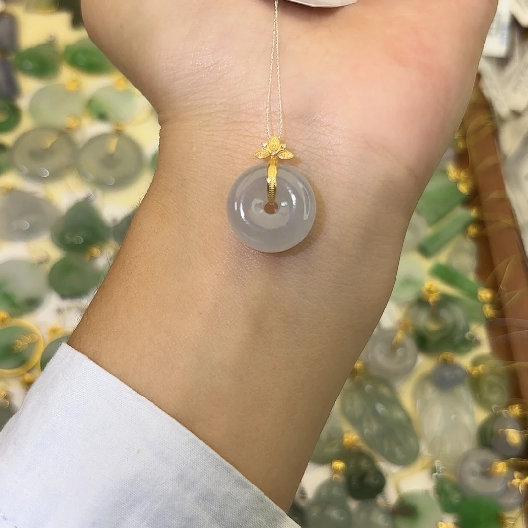 翡翠18K金镶嵌颈饰平安扣